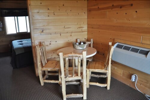 Deluxe Cabin, 1 King Bed, Kitchenette - In-Room Dining