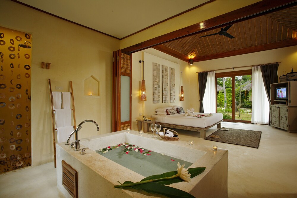 Deep Soaking Bathtub