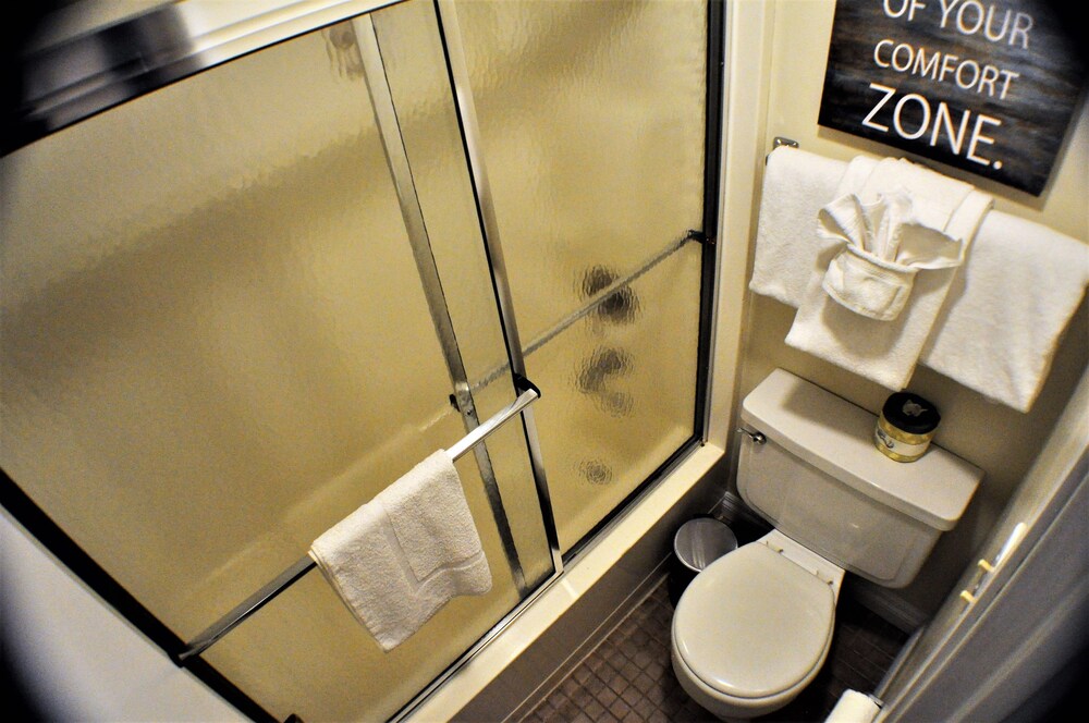 Standard Room, 2 Bedrooms - Bathroom