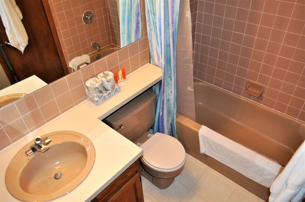 Standard Room, 2 Bedrooms - Bathroom