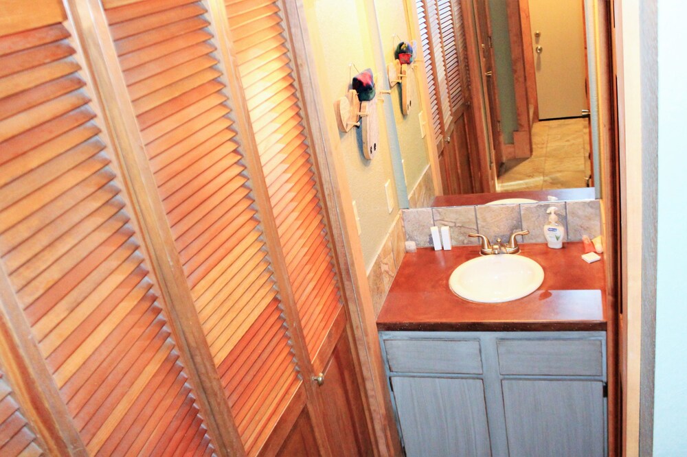 Standard Room, 3 Bedrooms - Bathroom Sink