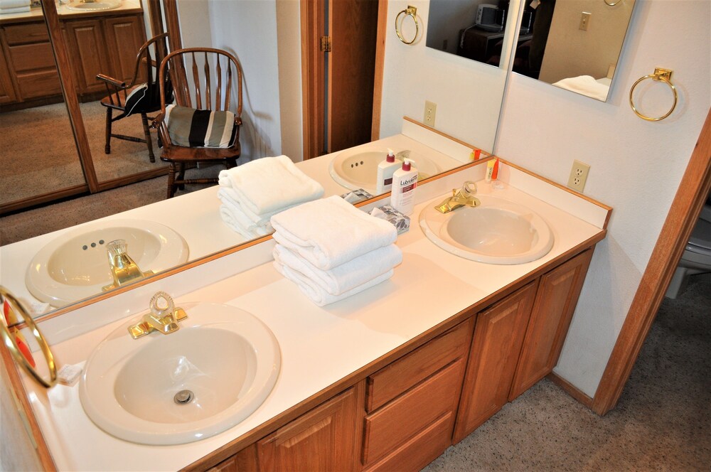 Standard Room, 2 Bedrooms - Bathroom Sink