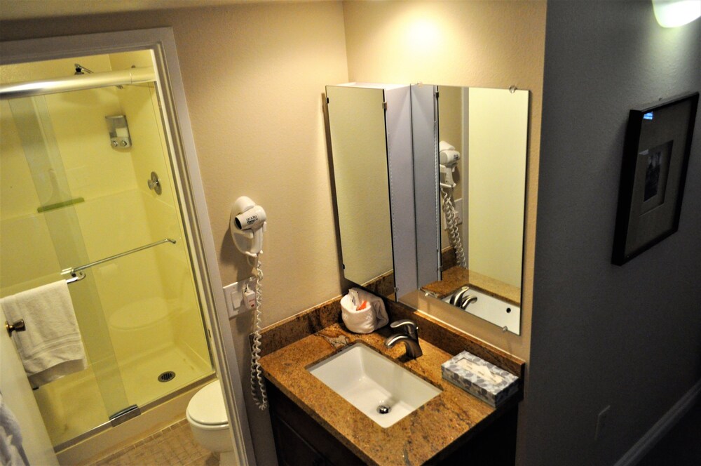 Standard Room, 2 Bedrooms - Bathroom