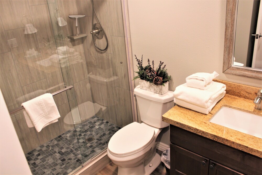 Standard Room, 2 Bedrooms - Bathroom