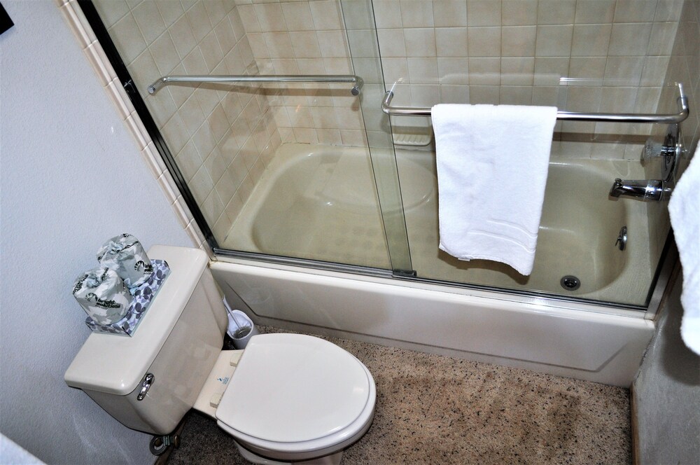 Standard Room, 2 Bedrooms - Bathroom
