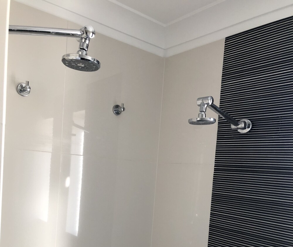 Superior Apartment, 3 Bedrooms - Bathroom Shower