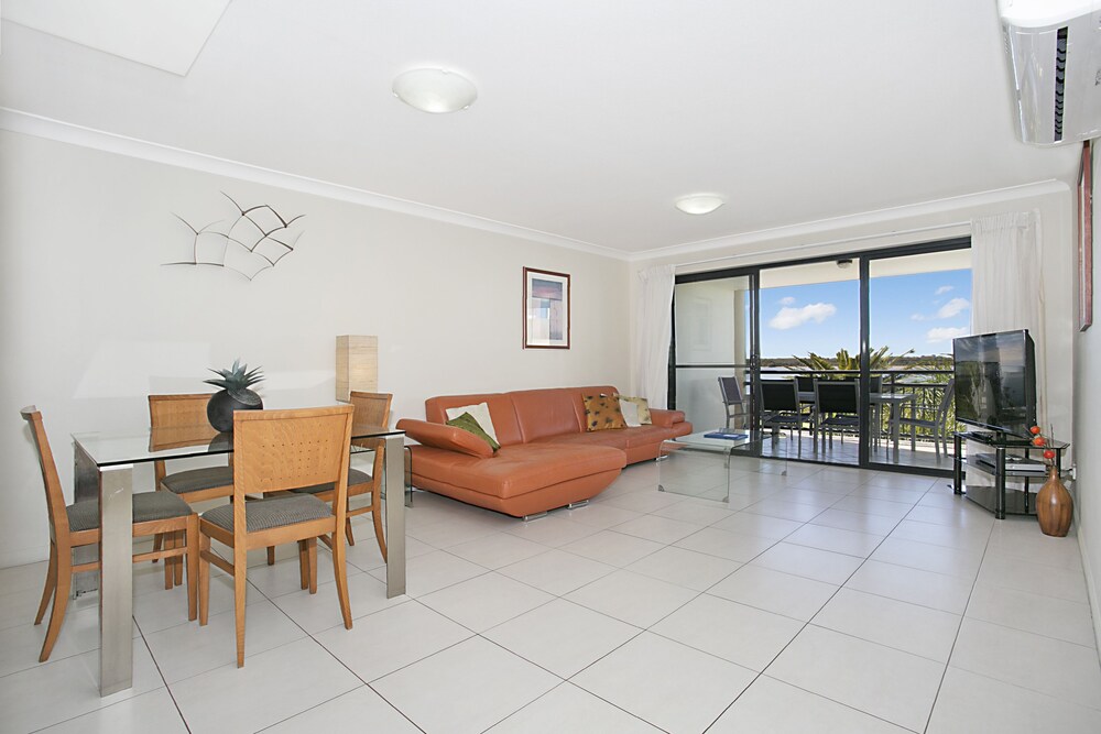Apartment, 3 Bedrooms, Jetted Tub - Living Room