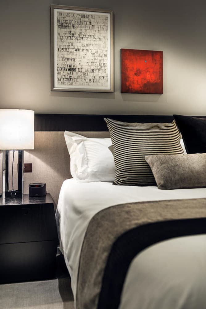 One Bedroom Premier - Guestroom