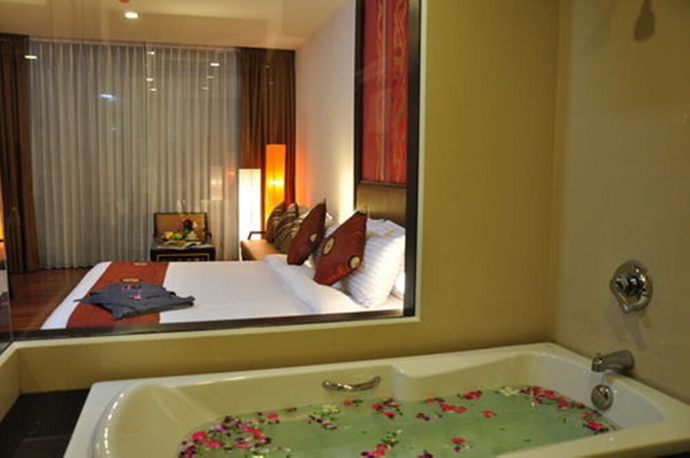 Deep Soaking Bathtub