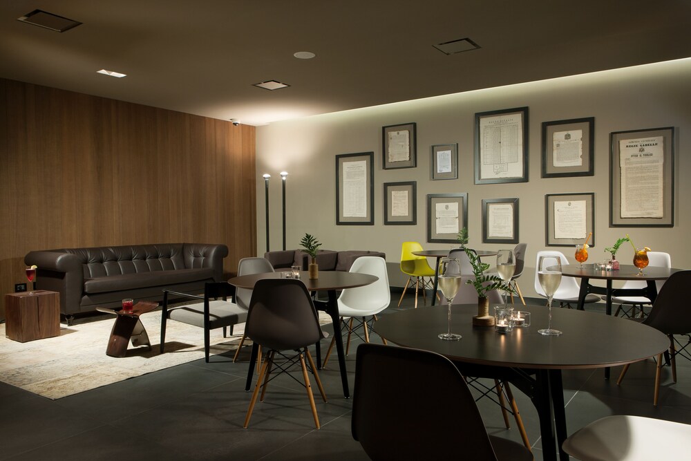 Hotel Bar