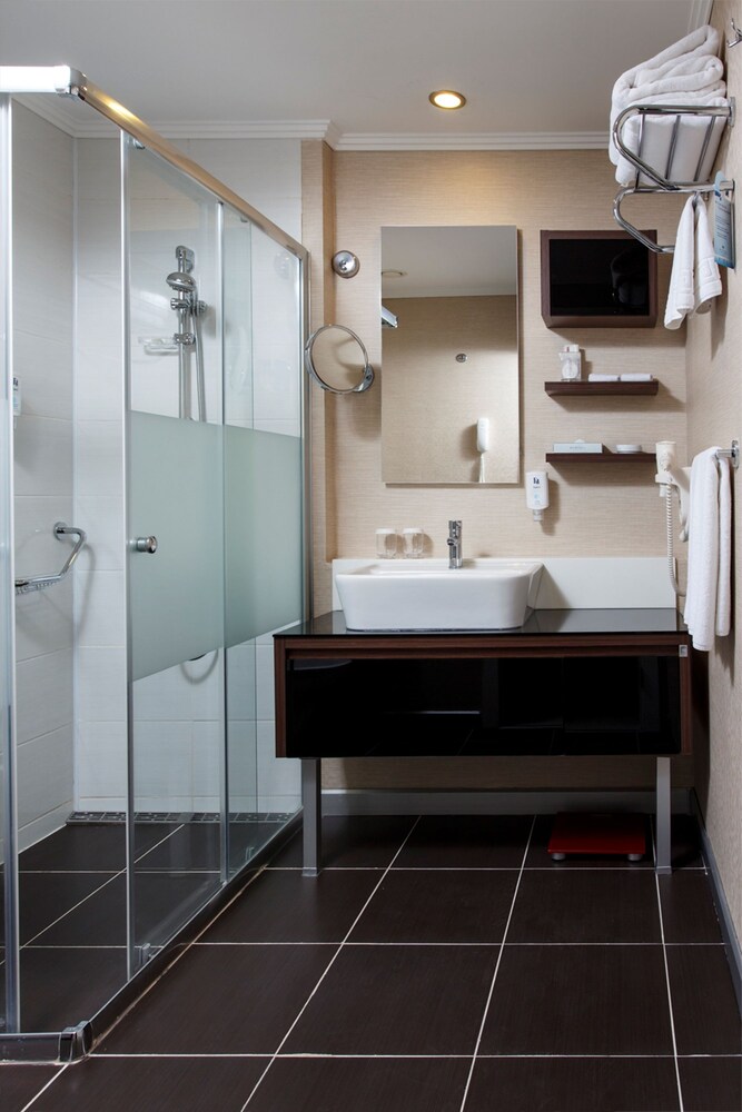 Suite - Bathroom
