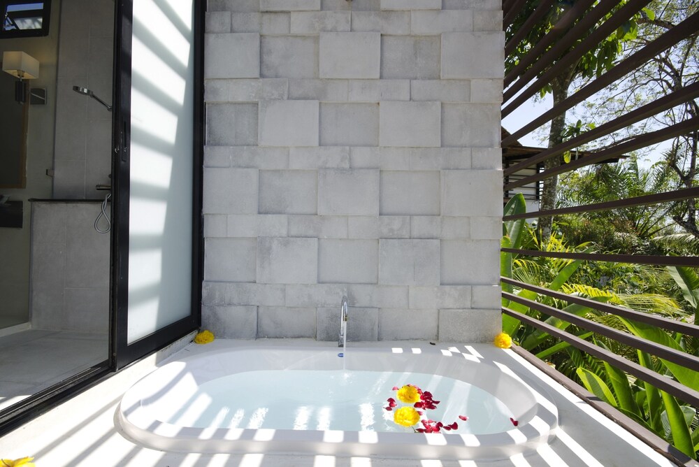 Deep Soaking Bathtub