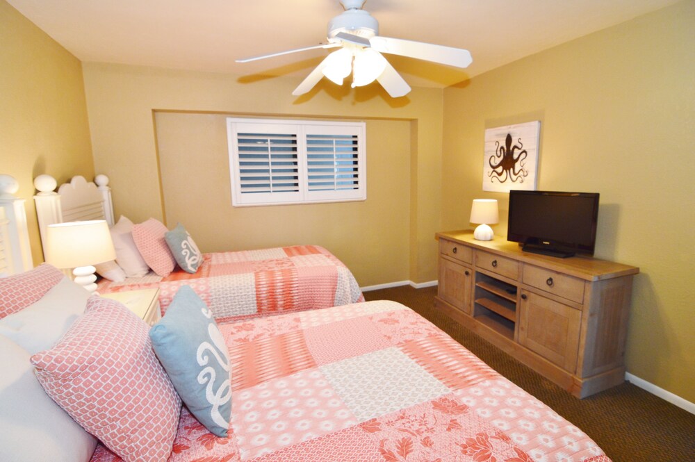 Deluxe Condo, 2 Bedrooms, 2 Bathrooms (Waterfront) - Guestroom