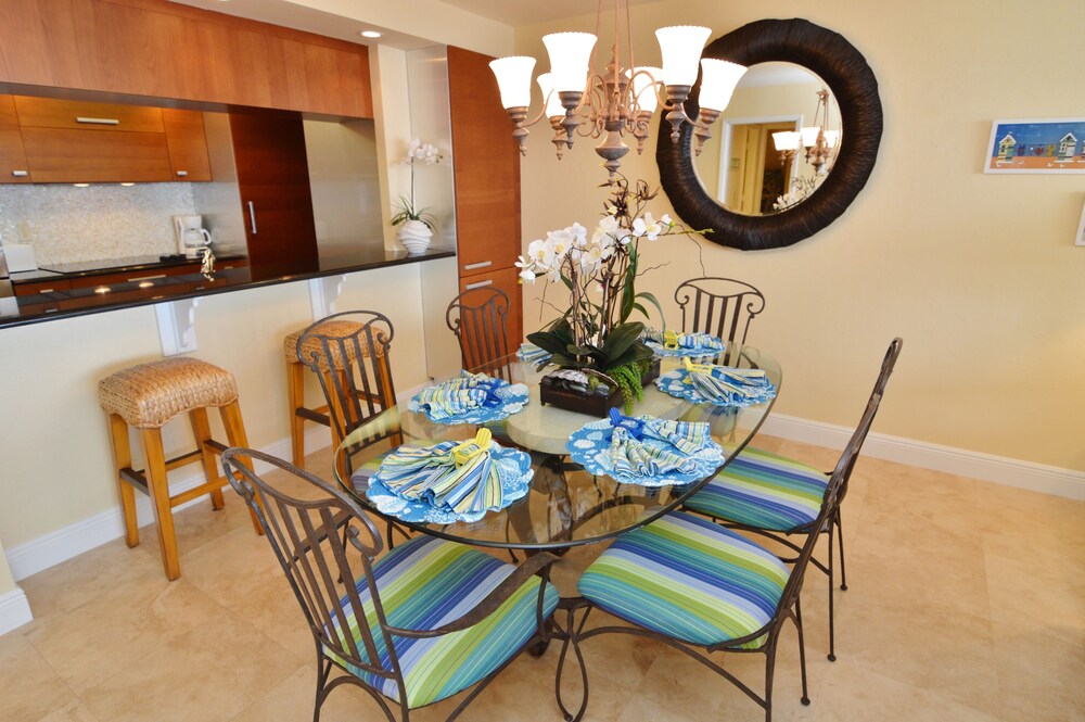 Deluxe Condo, 2 Bedrooms, 2 Bathrooms (Waterfront) - In-Room Dining