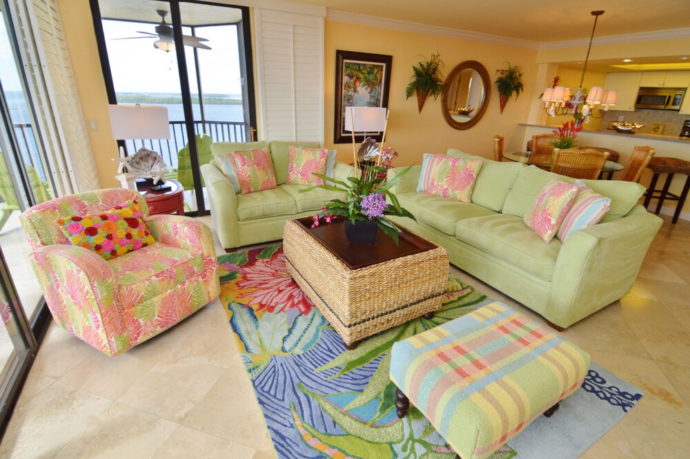 Luxury Condo, 2 Bedrooms, 2 Bathrooms (waterfront) - Featured Image