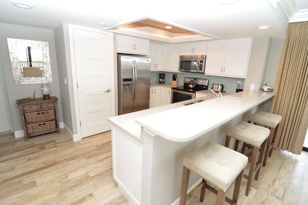 Luxury Condo, 2 Bedrooms, 2 Bathrooms (waterfront) - In-Room Kitchen