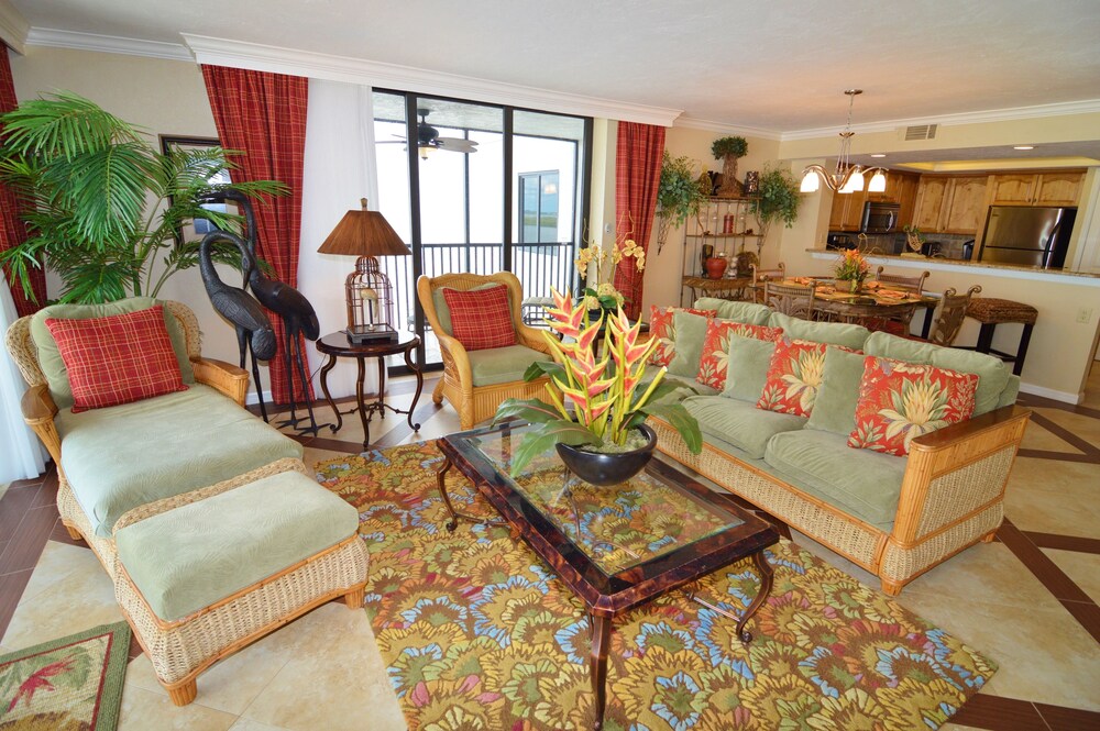 Luxury Condo, 2 Bedrooms, 2 Bathrooms (waterfront) - Living Room