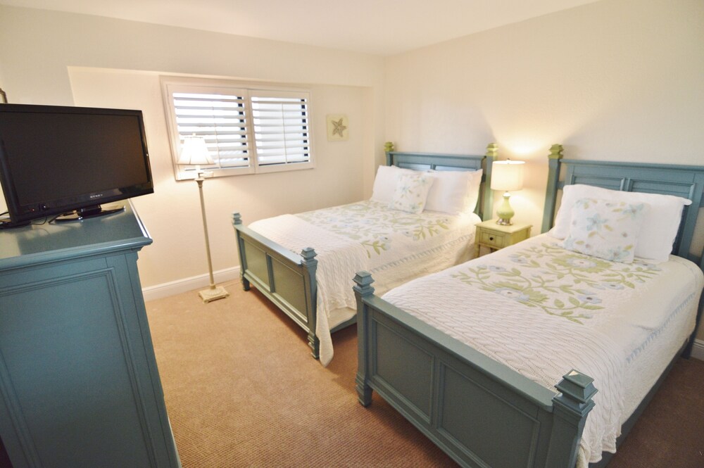 Luxury Condo, 2 Bedrooms, 2 Bathrooms (waterfront) - Guestroom