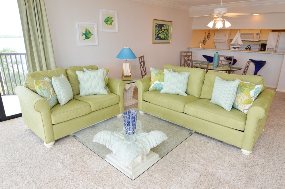 Standard Condo, 2 Bedrooms, 2 Bathrooms (waterfront) - Living Room
