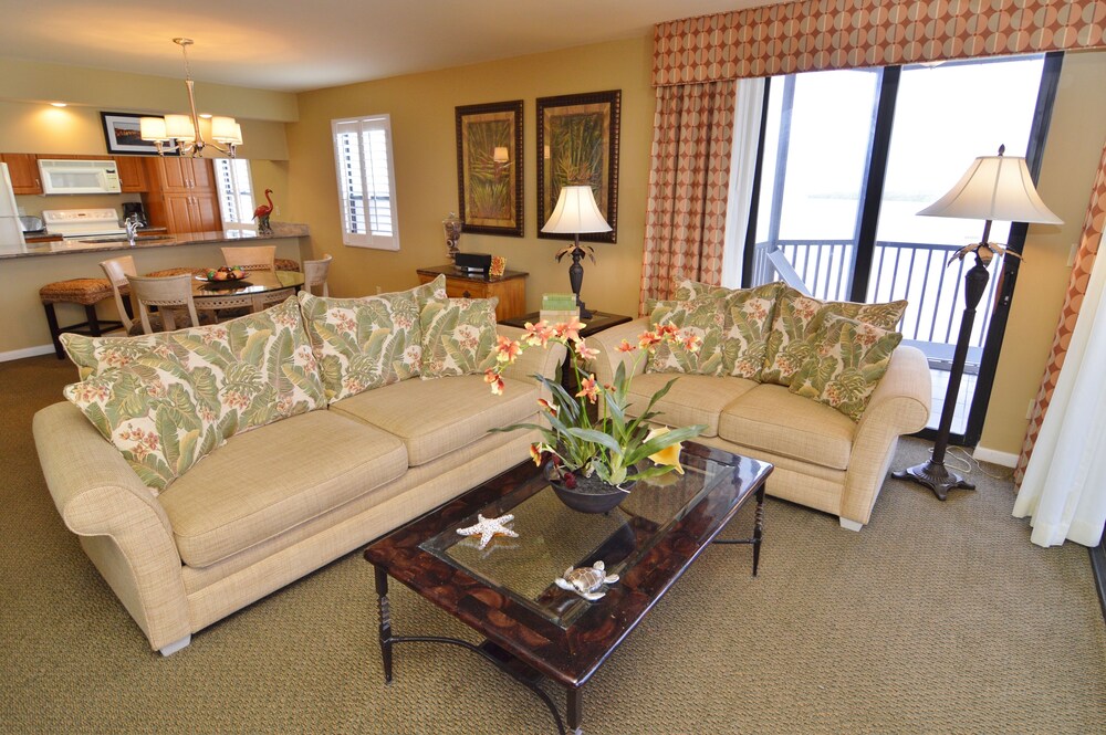 Deluxe Condo, 2 Bedrooms, 2 Bathrooms (Waterfront) - Living Room