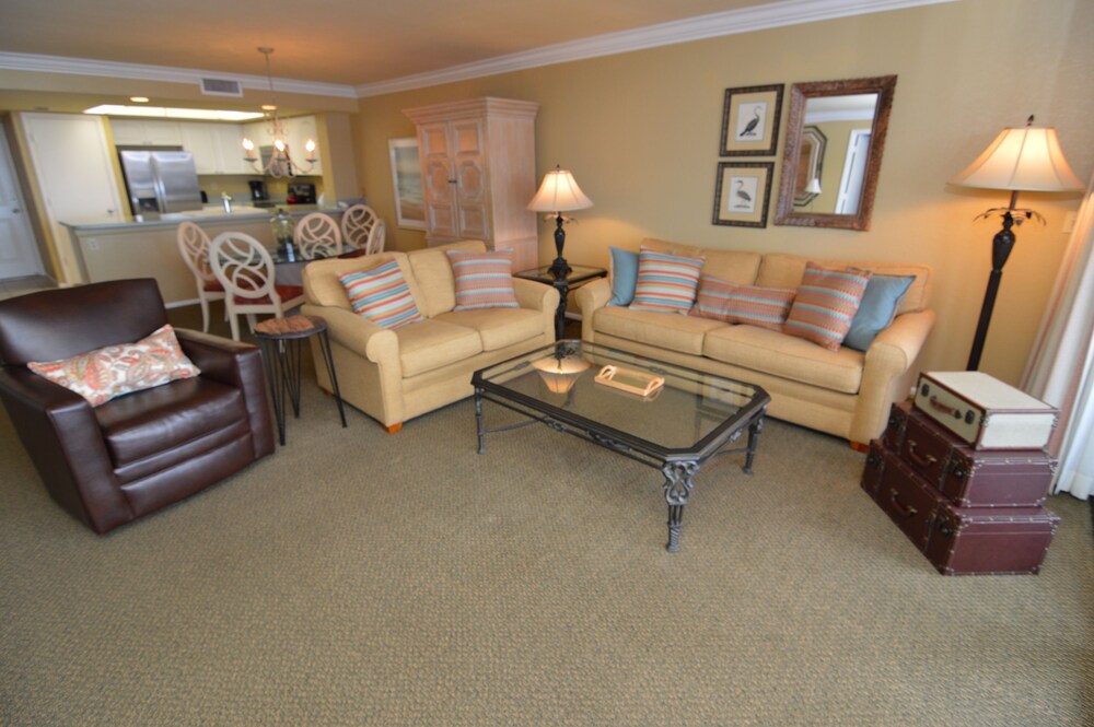 Deluxe Condo, 2 Bedrooms, 2 Bathrooms (Waterfront) - Living Room