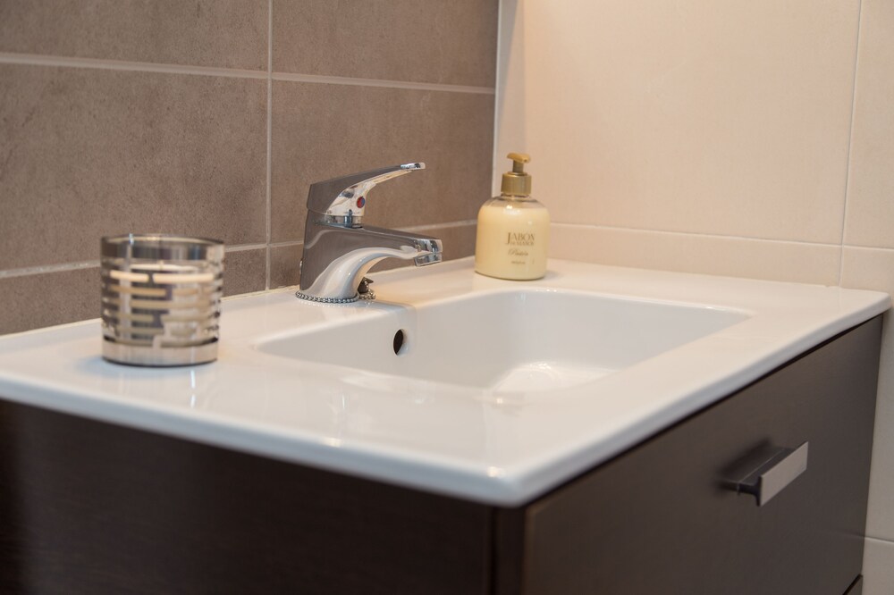 욕실 (One Bedroom Apartment for 2 people)