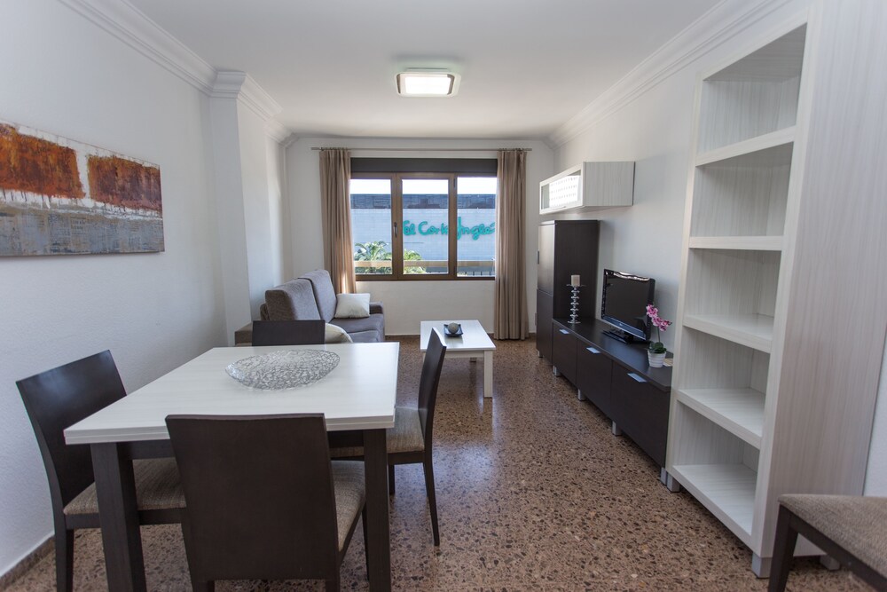 거실 (Two Bedroom Apartment for 5 Adults )