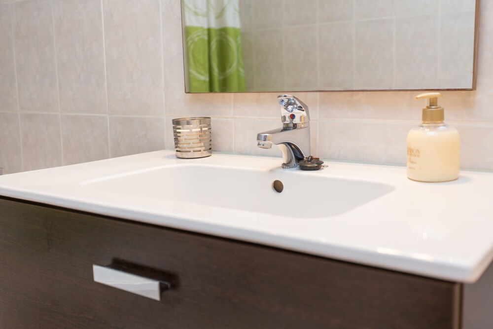 욕실 (Two Bedroom Apartment for 5 Adults )