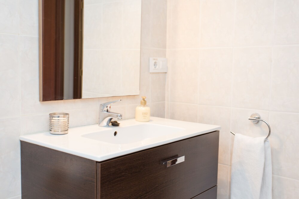 욕실 (Two Bedroom Apartment for 4 adults and 1 child )