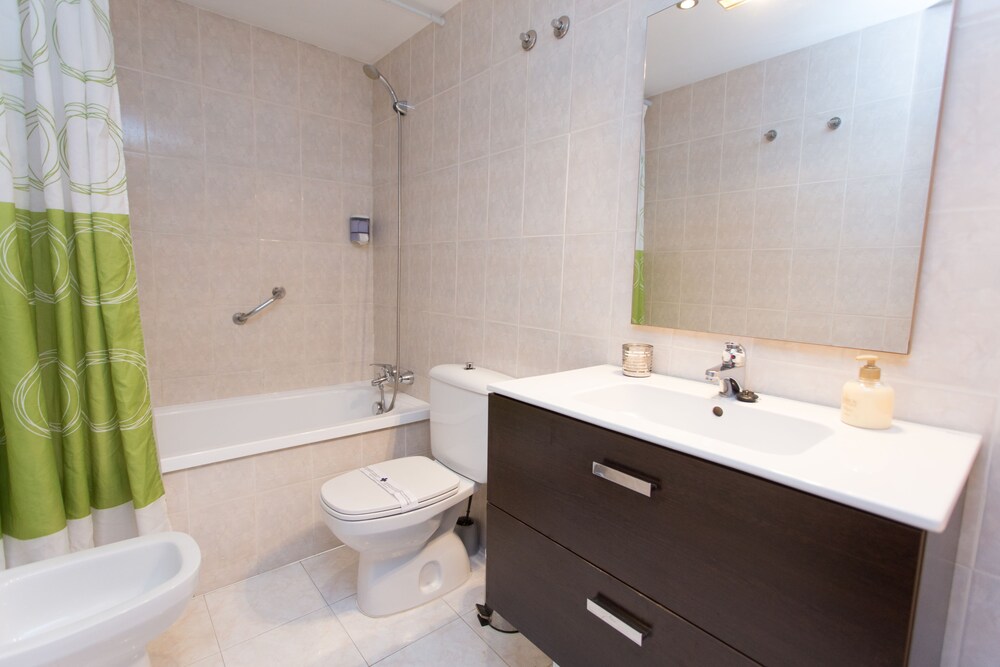 욕실 (Two Bedroom Apartment for 5 Adults )