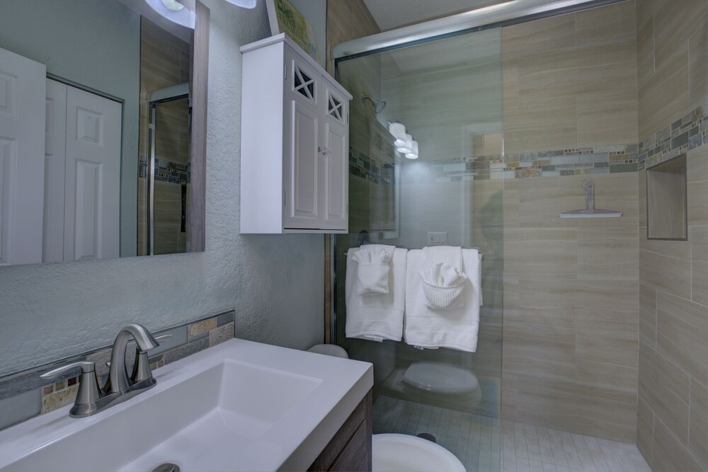 Standard Room, 2 Bedrooms (One Bathroom) - Bathroom