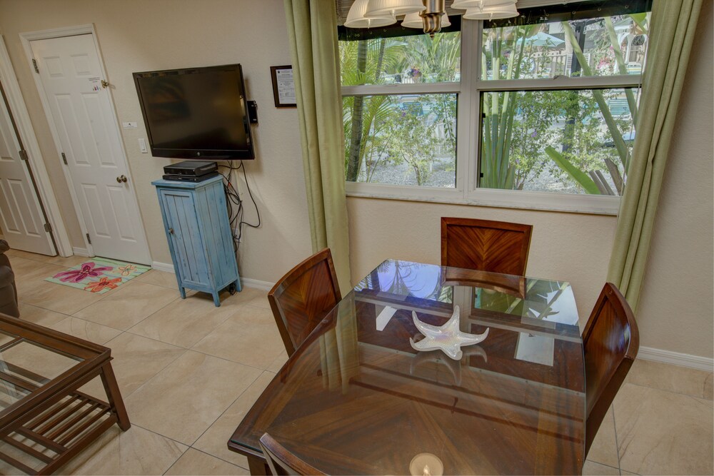 Premium Room, 2 Bedrooms (One Bathroom) - In-Room Dining