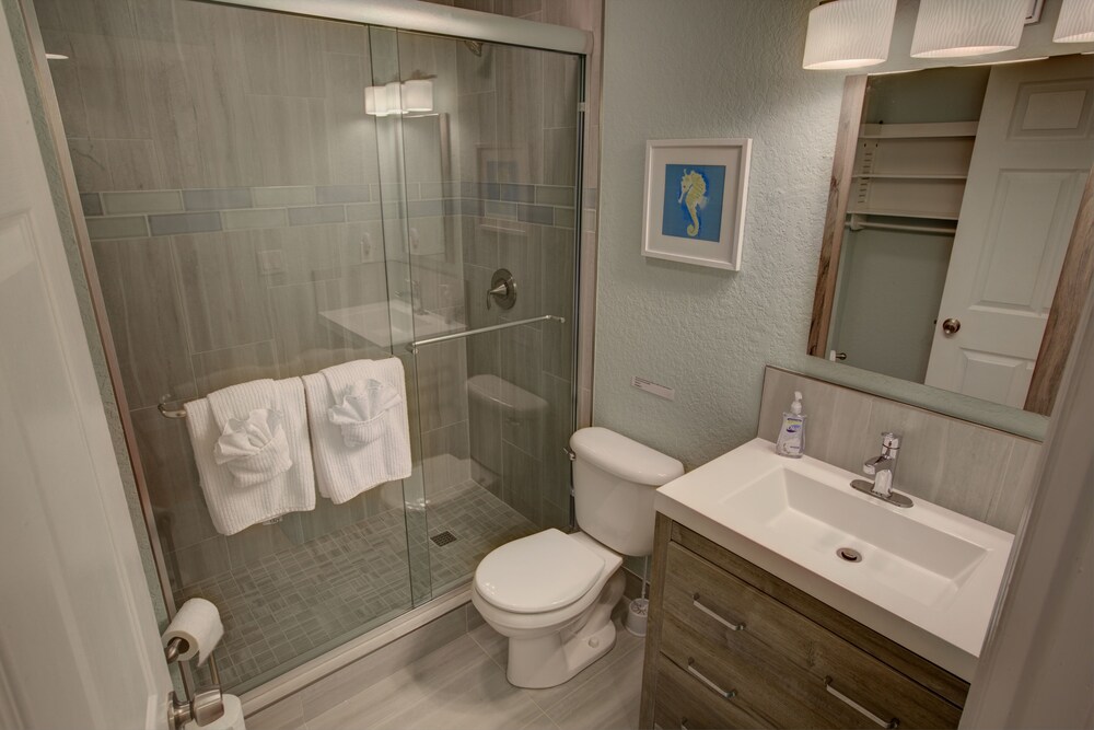 Premium Room, 2 Bedrooms (One Bathroom) - Bathroom Shower
