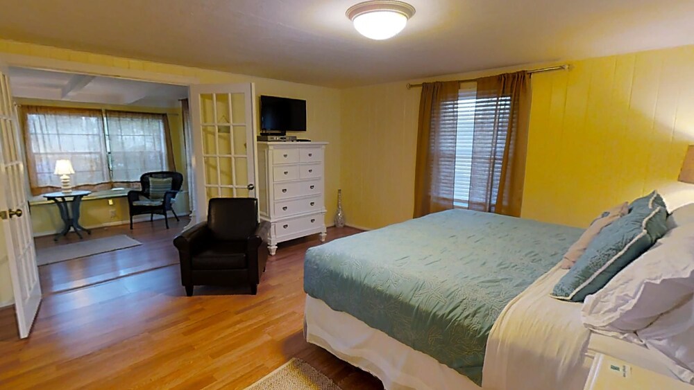 Premium One Bedroom, One King Bed - Guestroom