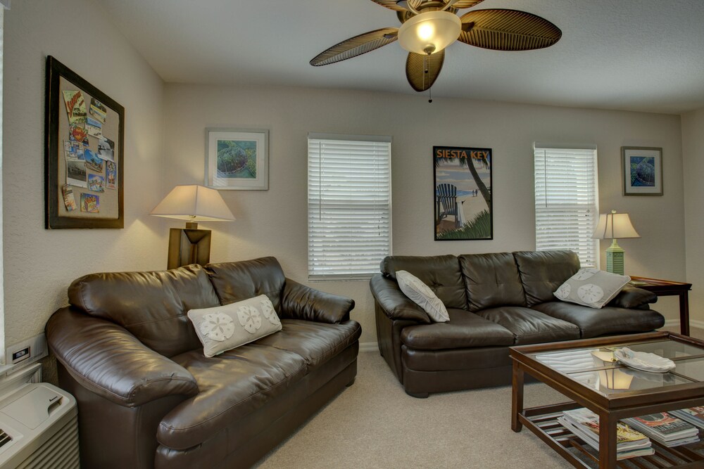 Premium Room, 2 Bedrooms (One Bathroom) - Living Room