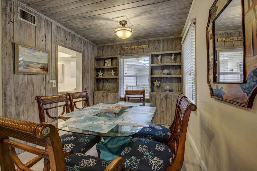 Premium Room, 2 Bedrooms, 2 Bathrooms - In-Room Dining