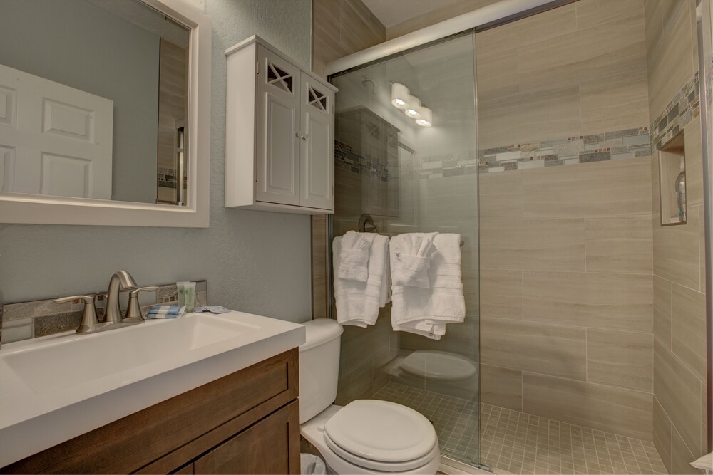 Standard Room, 2 Bedrooms (One Bathroom) - Bathroom