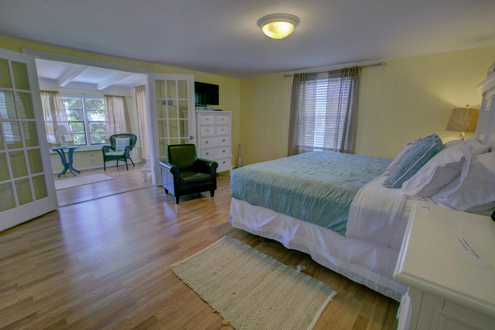 Premium One Bedroom, One King Bed - Guestroom