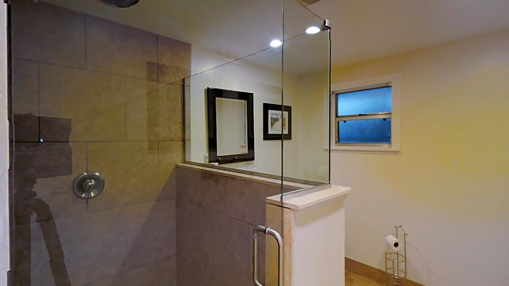 Premium One Bedroom, One King Bed - Guestroom