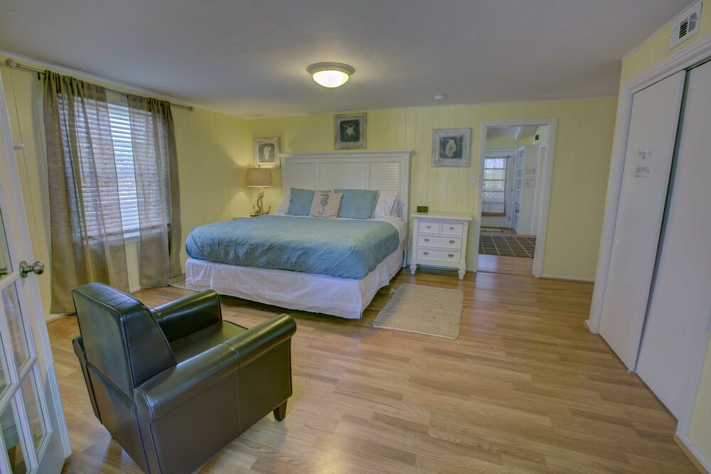 Premium One Bedroom, One King Bed - Guestroom