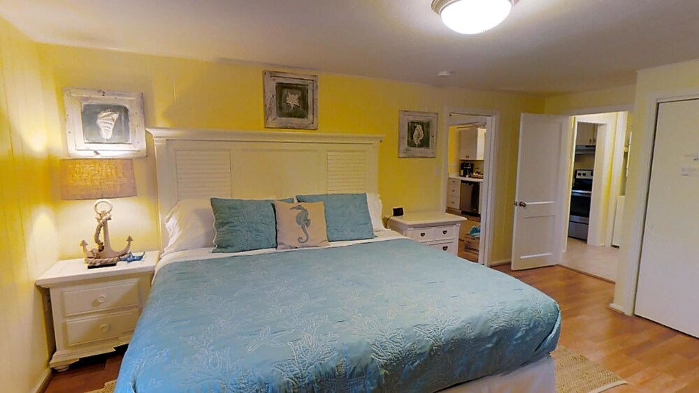 Premium One Bedroom, One King Bed - Guestroom