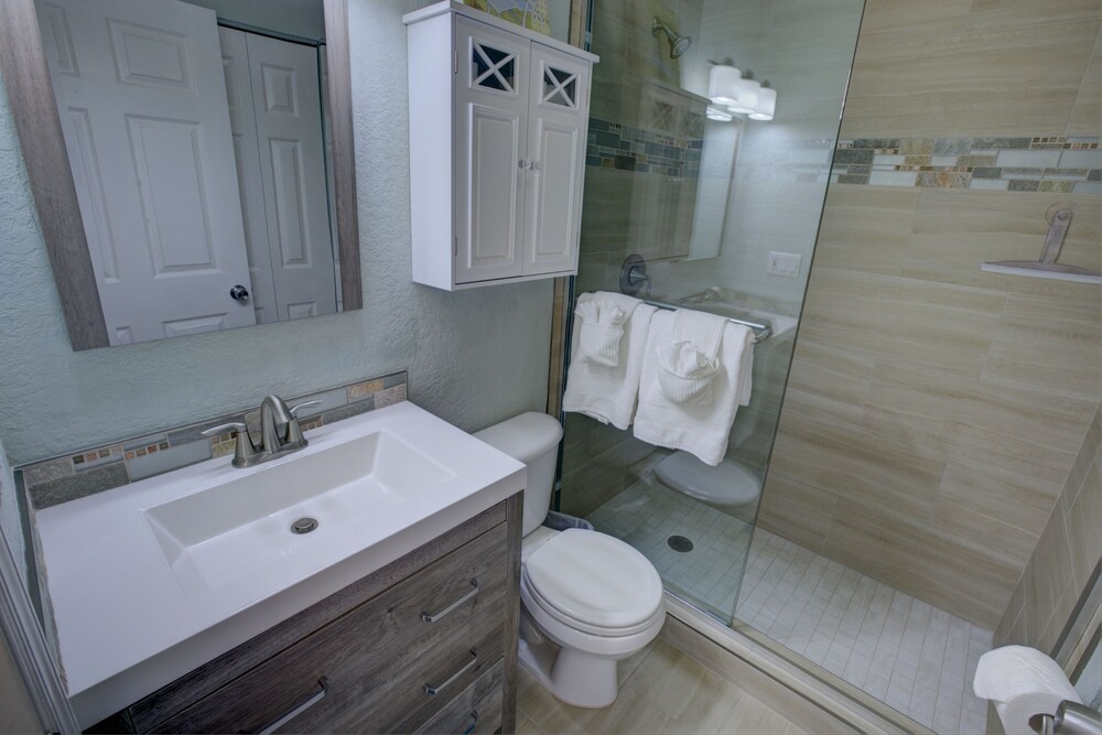 Standard Room, 2 Bedrooms (One Bathroom) - Bathroom