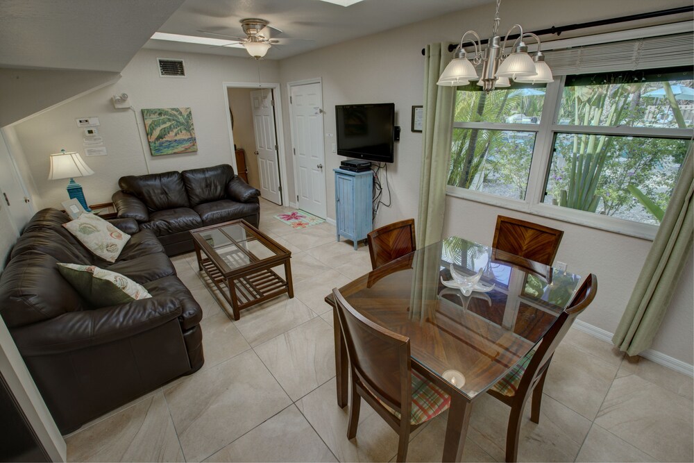 Premium Room, 2 Bedrooms (One Bathroom) - In-Room Dining