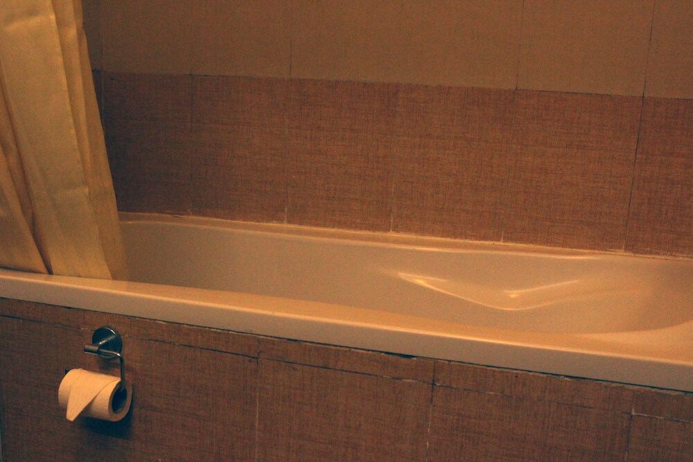 Deep Soaking Bathtub