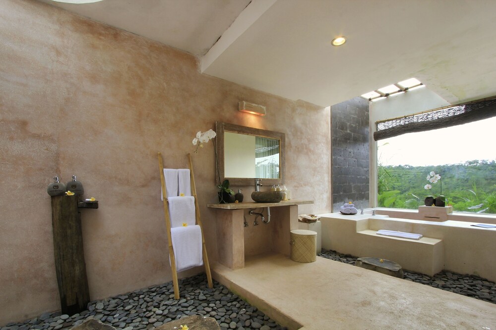Deep Soaking Bathtub