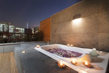 Deep Soaking Bathtub