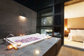 Deep Soaking Bathtub