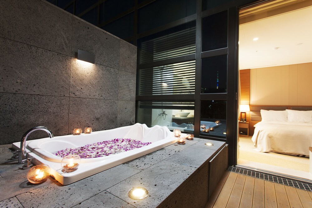 Deep soaking bathtub, Staz Hotel Myeongdong 1