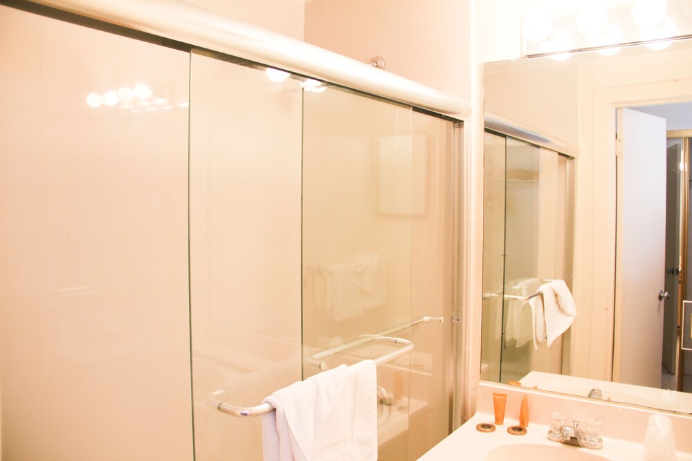 XXX Premium Studio, 2 Double Beds, Ocean View - Bathroom
