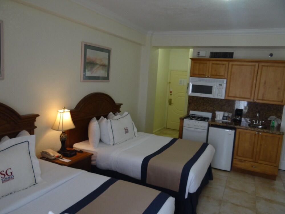 XXX Premium Studio, 2 Double Beds, City View - Guestroom